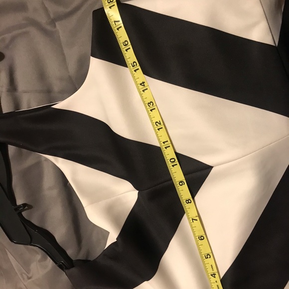 Gorgeous sleeveless dress - Picture 4 of 8